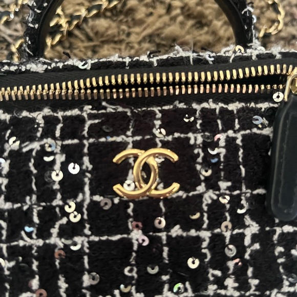 NOT AVAILABLE Brand New!! EXTREMELY RARE Chanel Tweed And Sequin Vanity - Picture 4 of 12